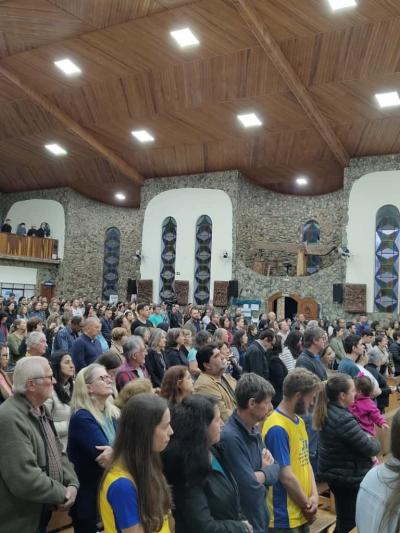 Abertura das Novenas reúne centenas de fiéis em Laranjeiras do Sul Celebração marca o início da preparação para a Festa em honra a Nossa Senhora Aparecida